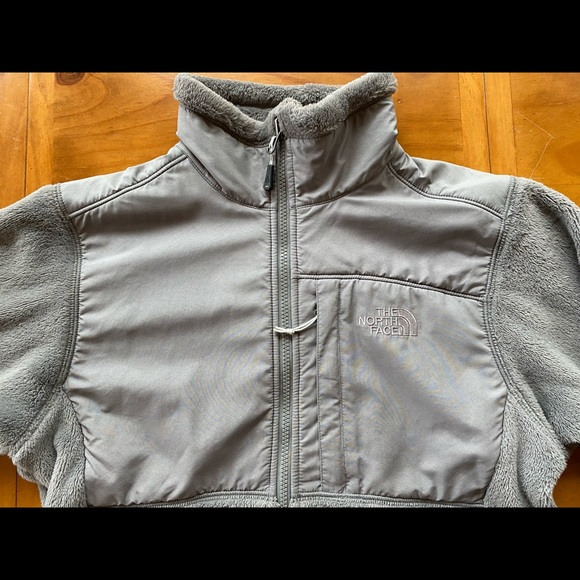 Woman’s North Face Osito Fleece Jacket - Picture 2 of 4